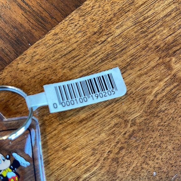 VINTAGE NEVER USED 1990S EURO DISNEY MICKEY MOUSE KEYCHAIN - COLLECTIBLE! - Picture 3 of 4